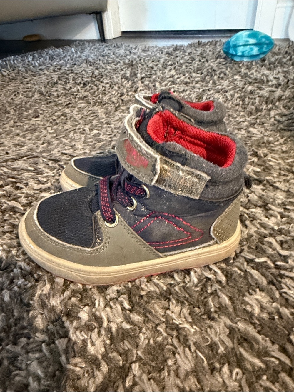 Oshkosh High-Top Sneakers in Gray with Red Lining 6 Toddler
